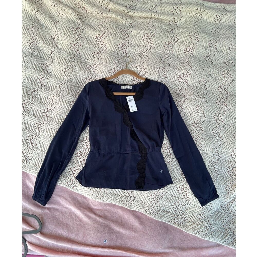 NWT Abercrombie XS Peplum Satin Lace Trim Blouse Long Sleeve Office Siren Glam
